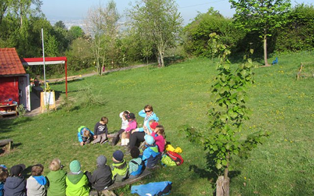 Garten und Freifläche am Kindergarten